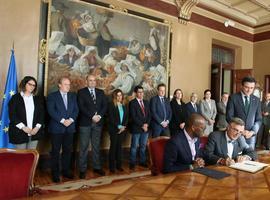 Githinji Gitahi y Álvaro Rengifo explican Amref Health Africa en Oviedo