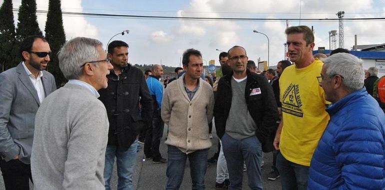 Llamazares apoya a los trabajadores de Alcoa y reclama mantener la actividad y el empleo