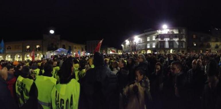 Miles de asturian@s en Avilés con las familias de Alcoa