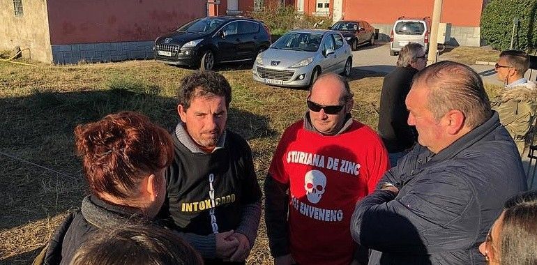 IU visita el campamento de afectados por mercurio en Azsa