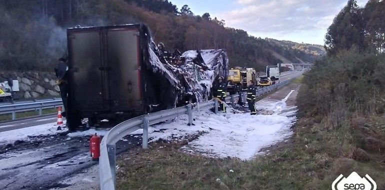 Corte de tráfico de nuevo en la A-8 tras el incendio del camión en Llanes