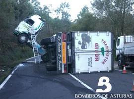 Dos heridos en un accidente de tráfico en El Bao, Navia