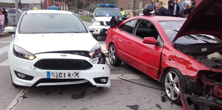 Herida en una colisión de vehículos en Peñule, Mieres