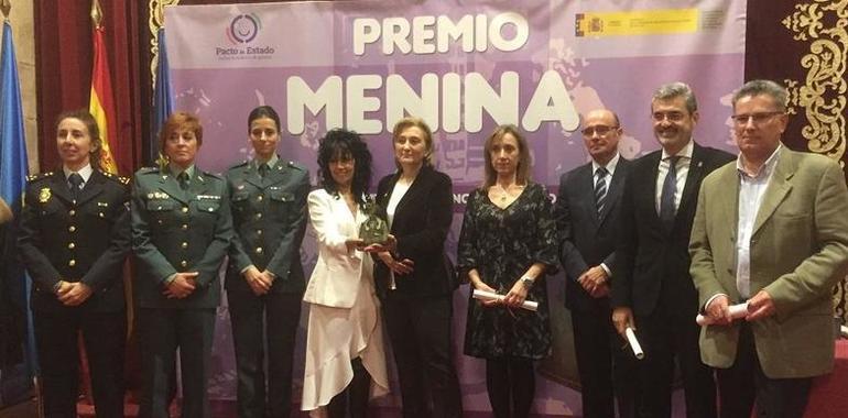 Delia Losa entrega el premio Menina a Cristina del Valle