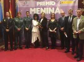 Delia Losa entrega el premio Menina a Cristina del Valle