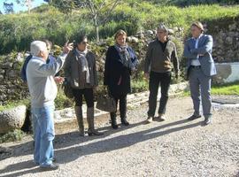 La Alcaldesa de Llanes visita las obras de saneamiento del Barrio de La Nogalera, en Nueva