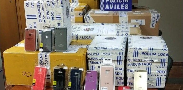 Intervenidos en una tienda de Avilés 2.408 accesorios falsos de Apple y Samsung
