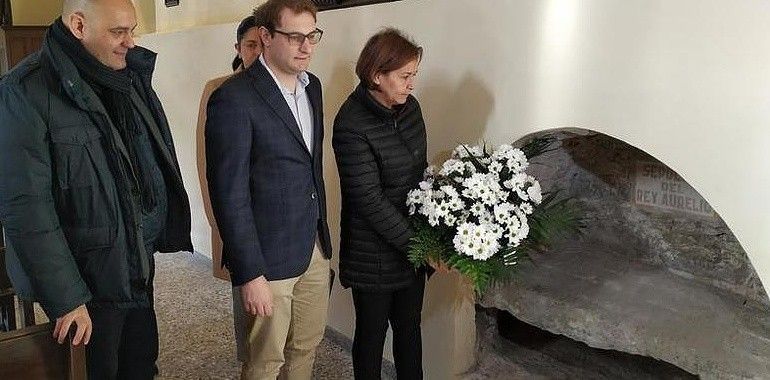 La ofrenda al Rey Silo cierra el homenaje de Foro a los Reyes de Asturias