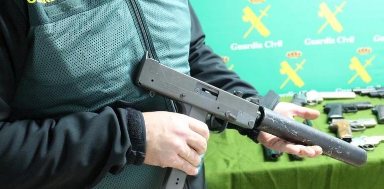 Detenidos en Gijón con un arsenal de pistolas y armas de guerra
