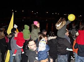 Niños de toda Asturias en la recepción de  L’Anguleru, el Papá Noel asturiano