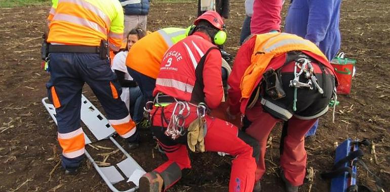 Herido un vecino de Tineo arrollado por su tractor