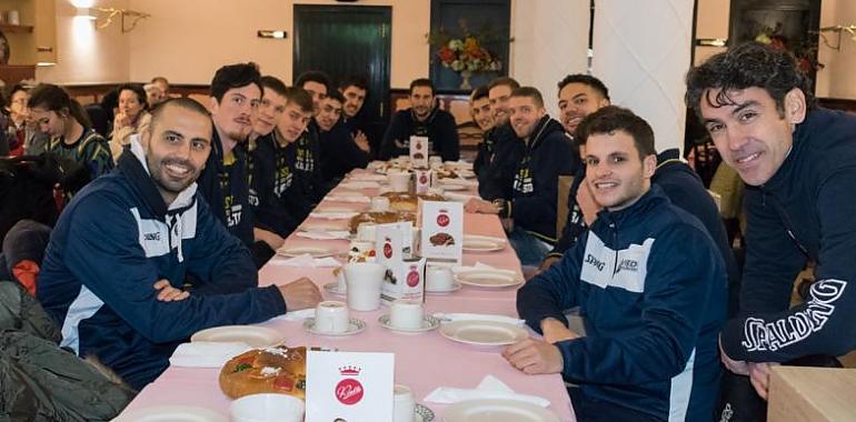 La plantilla del Liberbank Oviedo merienda el Roscón de Reyes