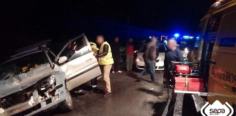 Herido al chocar un coche y un tractor en Celorio de Llanes