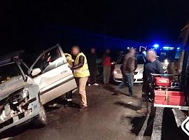 Herido al chocar un coche y un tractor en Celorio de Llanes