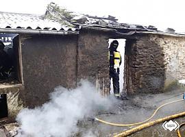 Extinguido el incendio de una cuadra de dos plantas en Castropol