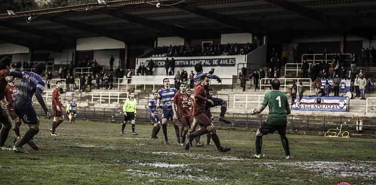 El Avilés Stadium vence en el barro
