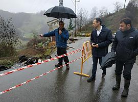 Un muerto y dos heridos leves por un desprendimiento en la carretera de Lloreo, en Laviana