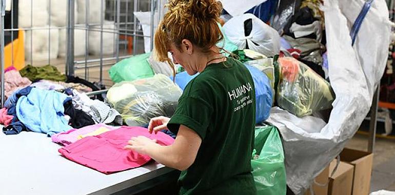 Humana recoge en Los Prados más de 150.000 prendas de ropa con fines sociales