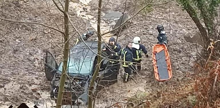 Fallece un hombre en Mieres tras hundirse el firme bajo su coche