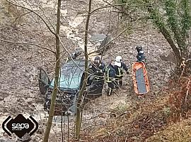 Fallece un hombre en Mieres tras hundirse el firme bajo su coche