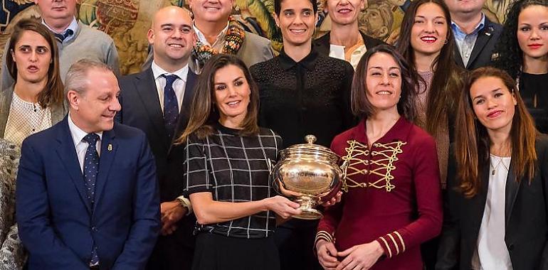 Recepción de S.M. la Reina al Club Balonmano La Calzada-Gijón