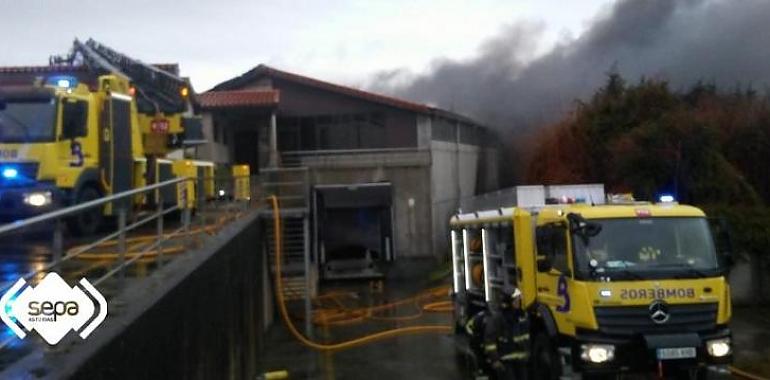 Incendio destruye el ahumadero de una fábrica de embutidos en Carreño