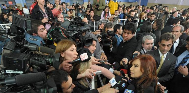 Cristina, que arrolla en los sondeos, espera en Buenos Aires el escrutinio