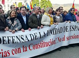 Cientos de militantes de FORO, VOX y PP gritan en Oviedo contra la Constitución