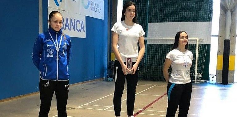 Clara Fernández y Laura Álvarez suben el medallero del Ovida Bádminton Oviedo