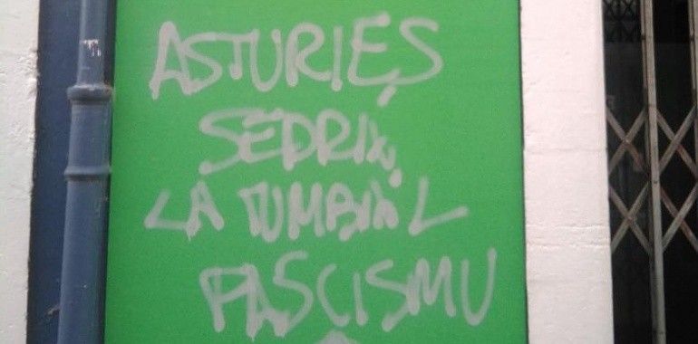 Vox Asturias denuncia "actos vandálicos" tras una pintada en su sede de Siero