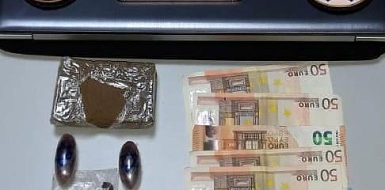 La Policía Nacional detiene a un joven en un bar de Oviedo por un delito contra la salud pública
