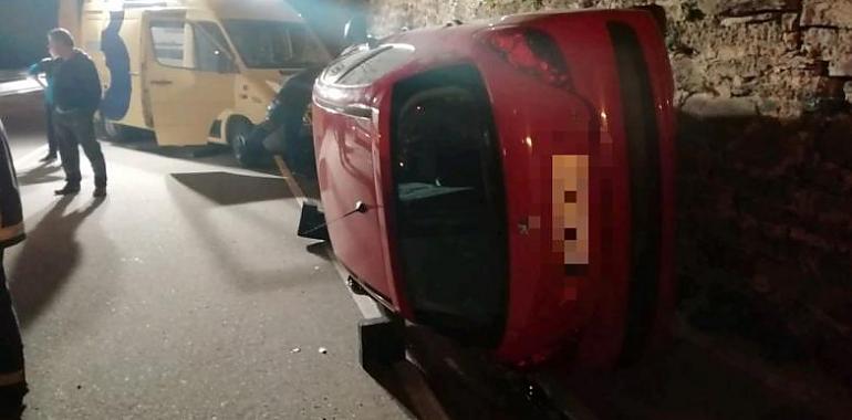 Herido al volcar su vehículo en Muñas de Arriba, Valdés