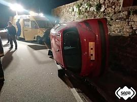 Herido al volcar su vehículo en Muñas de Arriba, Valdés