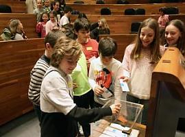60 escolares de Oviedo reflexionan sobre la igualdad en un pleno infantil en la Junta General