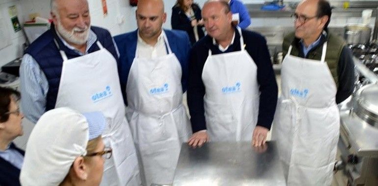 OTEA dona el pote de antroxu a la Cocina Económica de Gijón