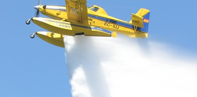 Agricultura envía medios aéreos y terrestres a los incendios forestales en Asturias