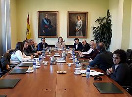 Los miembros de Reader explican el ticket rural a la Delegada del Gobierno