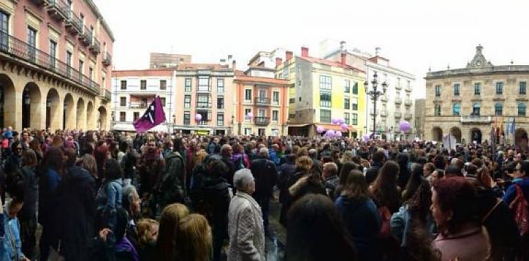 Miles en Asturias, 6 millones en España, secundan la huelga contra la explotación de la Mujer