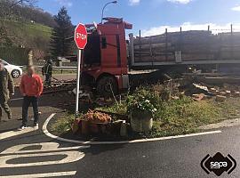 Muere un trabajador arrollado por un camión maderero en Sevares de Piloña