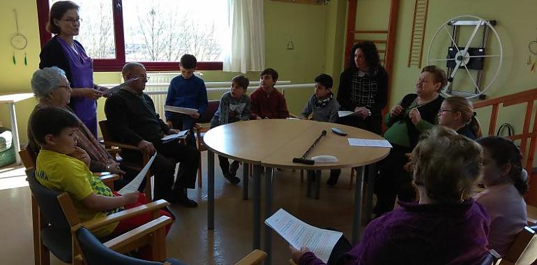 Mayores y niños se unen por el Día del Libro en Grado