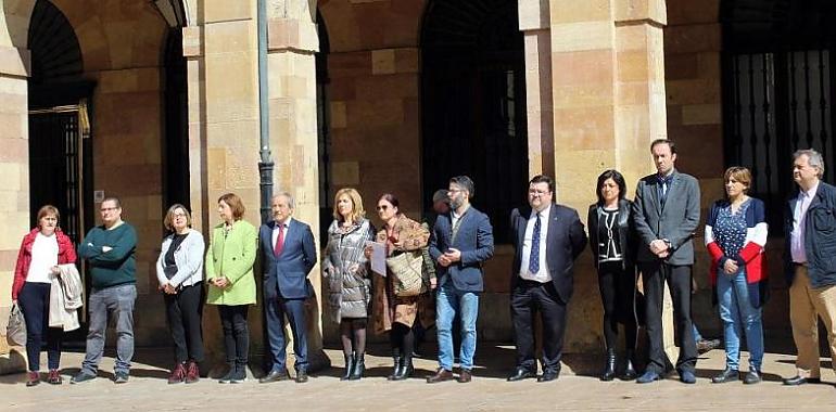 Concentración contra la violencia de género ante el Ayuntamiento de Oviedo