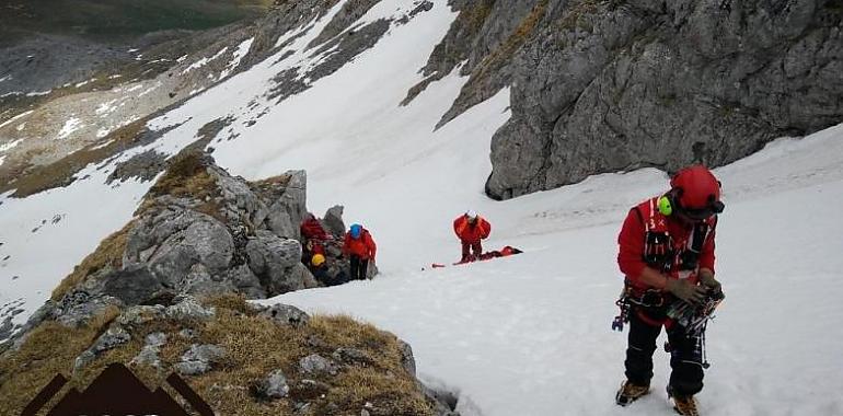 Rescatan una mujer gravemente herida tras caer en Picu Cerreos de Lena