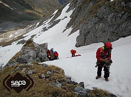 Rescatan una mujer gravemente herida tras caer en Picu Cerreos de Lena