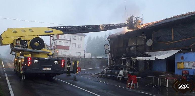 Arde un coche y una casa en La Secá, en Siero