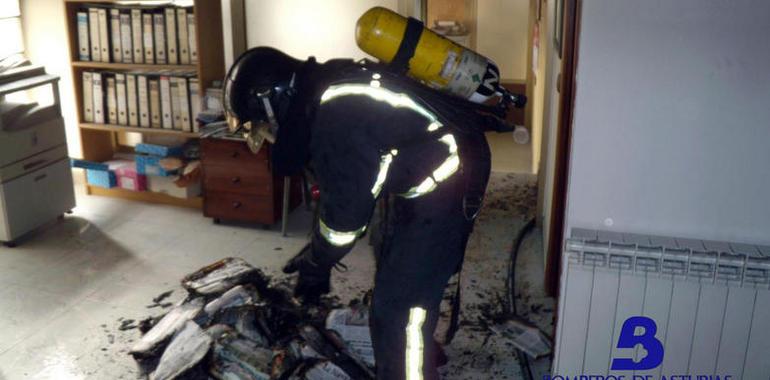 Incendio en una agencia de publicidad en Mieres