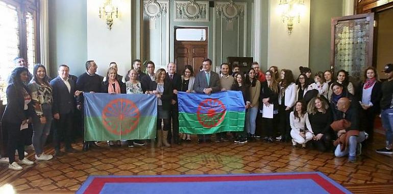 La comunidad gitana defiende sus derechos en el Parlamento de Asturias