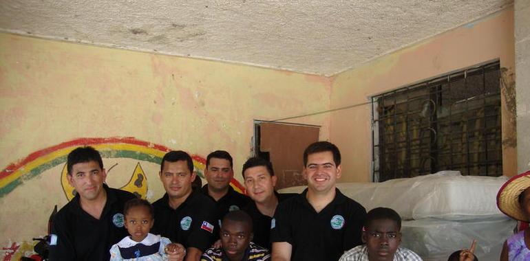 La Agrupación de Helicópteros de la FACH en Haití dona colchones al orfanato