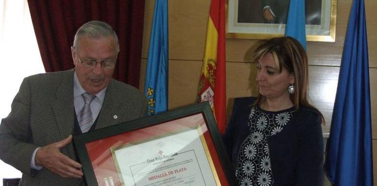 El Ayuntamiento de Langreo recibe la Medalla de Plata de Cruz Roja