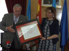 El Ayuntamiento de Langreo recibe la Medalla de Plata de Cruz Roja