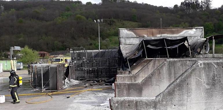 Intoxicado un trabajador en un incendio de una industria lenense